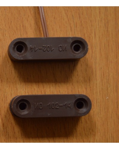 Извещатель охранный точечный магнитоконтактный Комплектстройсервис ИО 102-14 (коричневый) в Октябрьском Извещатели охранные Pintop.ru